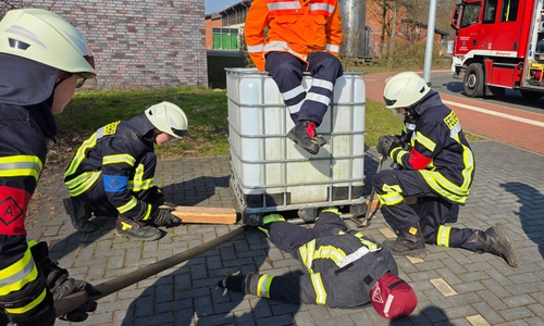 In insgesamt 73 Unterrichtseinheiten erlernten die Brandschützer Erste Hilfe ebenso wie das Verhalten bei Gefahren, Geräte- und Fahrzeugkunde und den Löscheinsatz bei der Feuerwehr. 