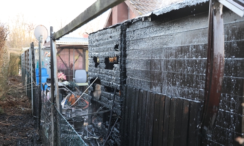 Die Laube war aus noch ungeklärter Ursache in Brand geraten.