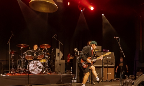 Die Band setzte auf knallige Gitarren, einen treibenden Rhythmus und eine rauchige Stimme.