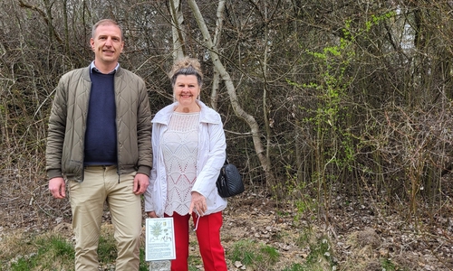 Fabian Funk (zuständiger Gärtnermeister des SRB für Gebhardshagen und Salzgitter-Bad) und Ortsbürgermeisterin Annegrit Grabb nach der Aufstellung des Schildes
