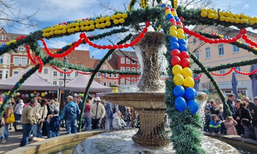 Das bunte Osterbrunnen-Gestell wird in diesem Jahr von Kindern der Kita Regenbogen zusätzlich verziert. 