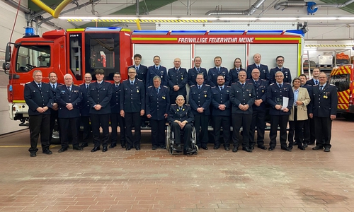 Gruppenbild der geehrten und beförderten Mitglieder.