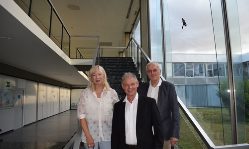 Simone Kessner und Rainer Dworog – in der Mitte Kuratoriumsvorsitzender Oberbürgermeister Frank Klingebiel.