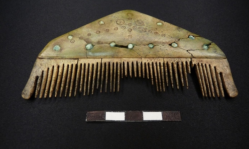 Knochenkamm des 4./5. Jahrhunderts mit Bronzenieten. 