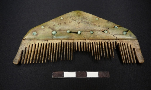 Knochenkamm des 4./5. Jahrhunderts mit Bronzenieten. 