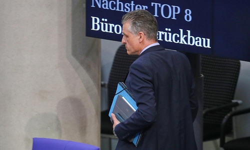 Thorsten Frei vor Anzeigetafel mit Stichwort "Bürokratieabbau" (Archiv)