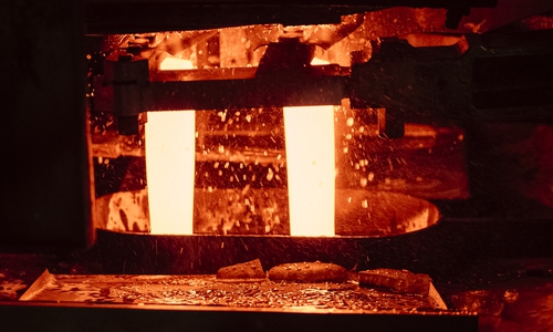 So entsteht eine Jägermeister-Flasche in der NextGen Technologie.