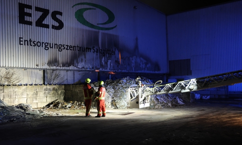 Das Feuer war einer der Hallen ausgebrochen.