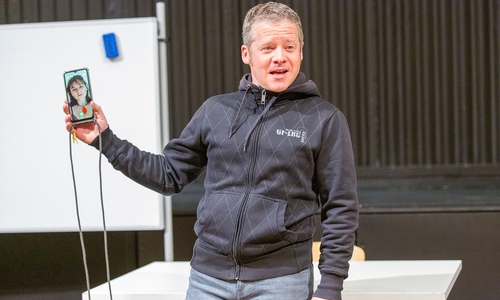 Ronald Schober schlüpft in insgesamt elf verschiedene Rollen.