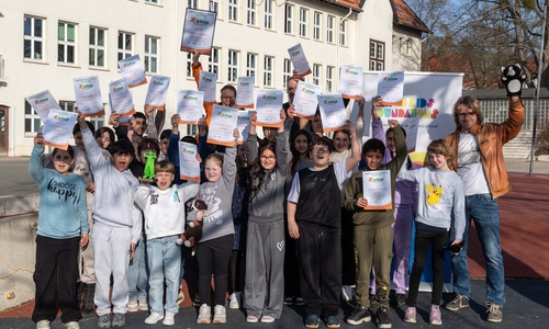 Die Klasse 4c freut sich über ihren Pokal und die von Nicole Mölling (hi. Mitte), Direktionsleiterin Volksbank BRAWO Salzgitter, überreichten Urkunden. 