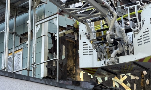 Zur Brandbekämpfung musste die Fassade teilweise geöffnet werden.