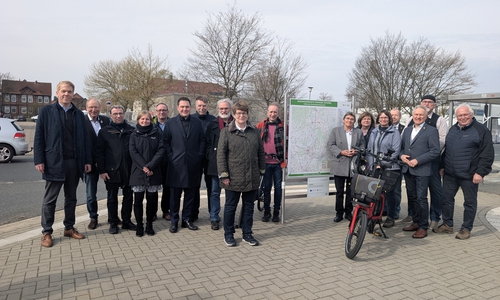  Bildunterschrift: Landrat Philipp Raulfs, Kreisrätin Ute Spieler, Vertreterinnen und Vertreter der Gifhorner Kreisverwaltung, Projektbeteiligte sowie Politikerinnen und Politiker am Bahnhof in Meine während der Präsentation der neuen Informationstafeln und Sitzbänke, die den Radtourismus im Landkreis Gifhorn stärken.