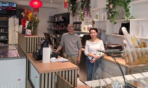 Vu Cong Tien und seine Frau Vu Thi Thu haben das Angebot im neuen Laden deutlich erweitert.