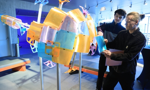 Julius Lipinski und Julian Knigge bei der Erweiterung des Kunststoffkometen.