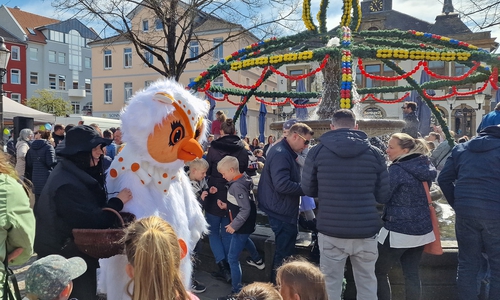 Auch Peines Maskottchen Uhlinchen schaut beim Osterbrunnen-Schmücken vorbei. 