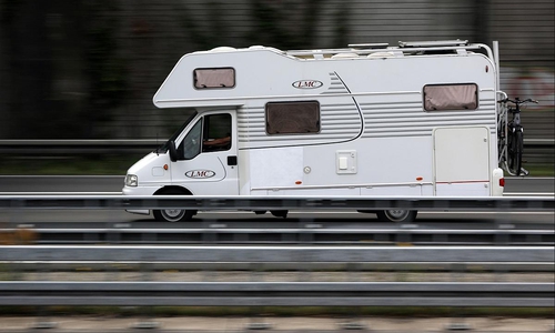Wohnmobil auf einer Autobahn (Archiv)