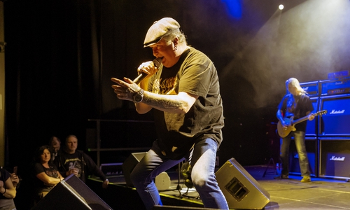 Die Nähe zur Bühne machte die Performance intensiv 