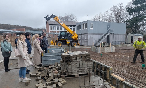 Gerade entsteht noch die Bodenplatte der Grundschule Oker – ab nächster Woche startet dann der Modulbau. Daniel Gintaut (2. v. re.) vom GGM erklärt Schulleiterin Claudia Kohl (3. v. re.) und Oberbürgermeisterin Urte Schwerdtner (4. v. re.) die Baustelle.