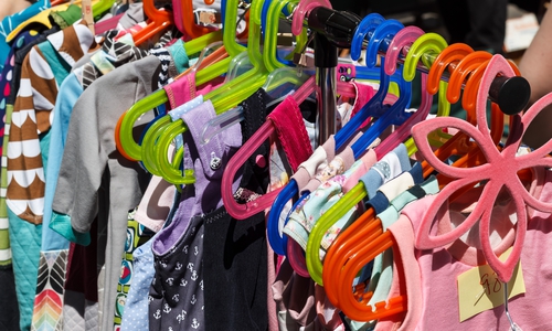 Kinderkleidung gehört zum Angebot des Familienladens