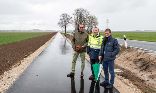 Der neue Radweg ist jetzt offiziell freigegeben, nachdem Michael Peuke (v.li.), Torsten Fleige-Lütgering und Stefan Klein noch mal das Werk in Augenschein genommen hatten.