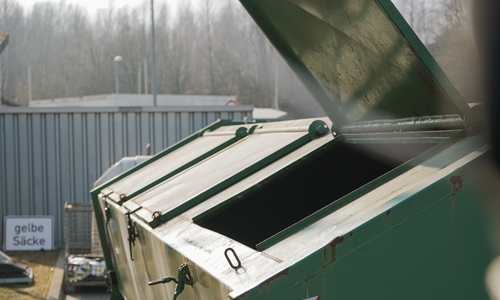 Gemäß Kreislaufwirtschaftsgesetz sind die KreisWirtschaftsBetriebe (KWB) verpflichtet Alttextilien getrennt zu sammeln und der weiteren Verwertung zuzuführen. Auf den Entsorgungsanlagen der KWB in Bad Harzburg („Im Heiligenholze“), Bornhausen und Clausthal-Zellerfeld können Altkleider abgegeben werden. Zu diesem Zweck stehen dort Container bereit. 