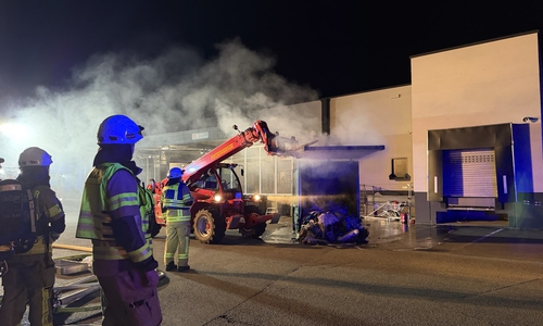 Mithilfe eines Teleladers wurde der betroffene Behälter von der Gebäudeseite weggezogen,