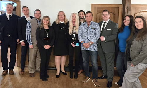 Teile des neuen Vorstandes mit der Versammlungsleitung (v.li.): Torsten Fischer, Otto Cornelius, Thomas Schlick, Angie Alteneder, Delia Klages, Gaby Schroeder, Rudolf Hoffmann, Bernd Fricke, Lukas Albrecht, Rabea Shahini, Elena Grabowski.