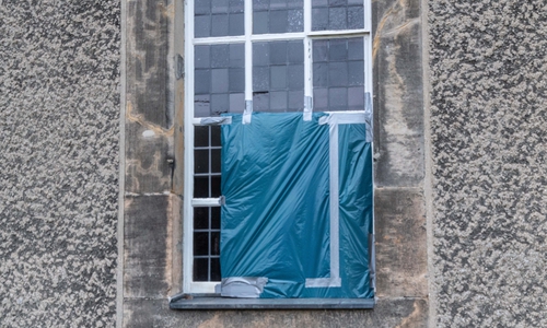 Die beschädigte Kirche.