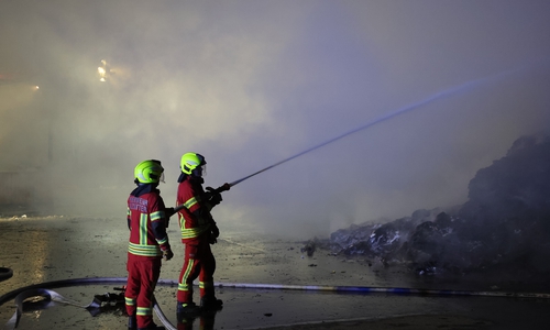 Die Feuerwehr verhinderte ein Übergreifen der Flammen auf die übrigen Hallen.