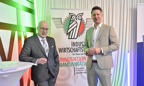  Stefan Honrath, Leiter der Direktion Peine der Volksbank BRAWO und gleichzeitig stellvertretender Vorsitzender des Industrievereins, und Phillip Benckendorf, Vorsitzender des Industrievereins, thematisierten vor über 200 Gästen aus Wirtschaft und Kommunen den Wert von Gemeinschaft und die Rolle von Vereinen.