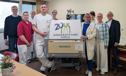 Die Vorstandsmitglieder der Bürgerstiftung Manfred Hüller (links) und Heidemarie Steinke (vierte von rechts) übergeben zusammen mit Jutta (zweite von rechts)  und Jürgen Anders (rechts) die Betten an das Team der Geriatrie im Klinikum Wolfsburg.