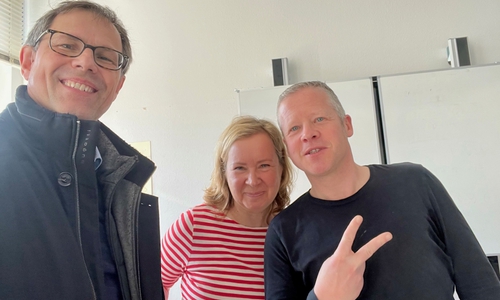 Knut Foraita (Lions Club Wolfenbüttel), Katharina Lienau (Theaterpädagogin des Lessingtheaters) und der Schauspieler Ronald Schober (v. li.).