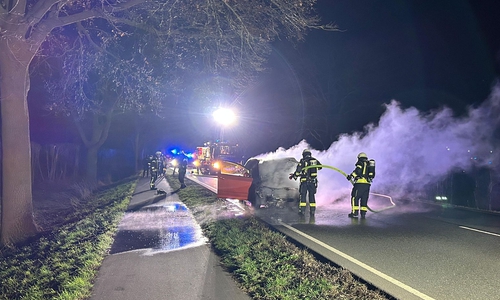 Die Bundesstraße musste voll gesperrt werden.