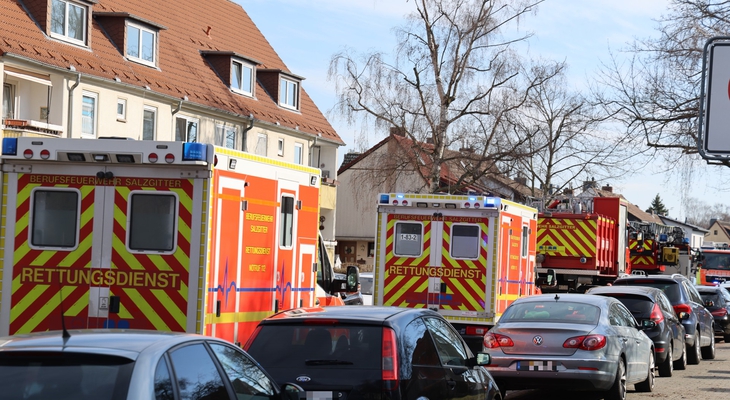 Wohnungsbrand in Lebenstedt - Feuerwehr muss Tür aufbrechen