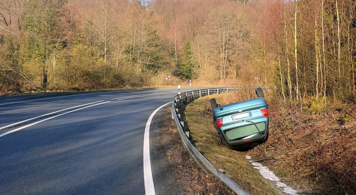 Harz: Straßenglätte - Renault landet kopfüber im Straßengraben