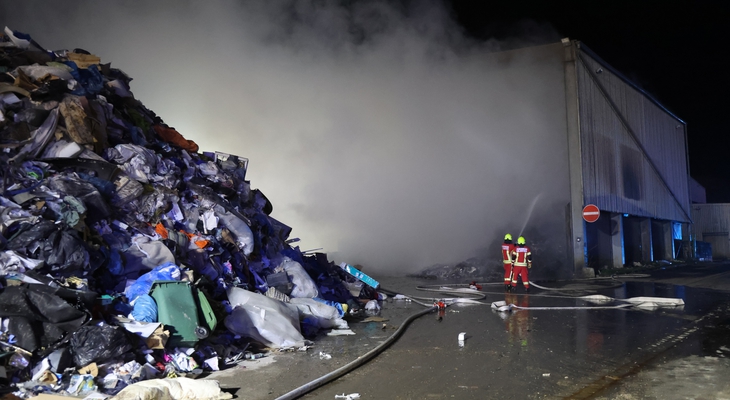 Salzgitter: Feuer auf Deponie - Feuerwehr in Großeinsatz