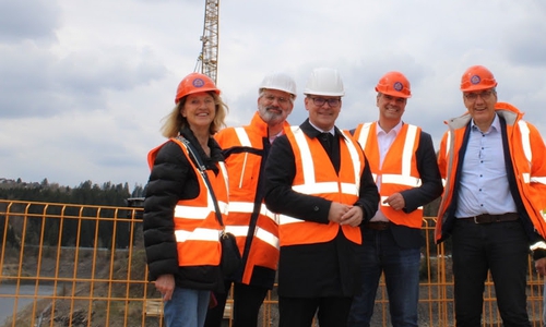 Besuch der Baustelle am Okerstausee (von links): Bürgermeisterin Petra Emmerich-Kopatsch, NLStBV-Präsident Timo Quander, Verkehrsminister Grant Hendrik Tonne, Goslars Landrat Dr. Alexander Saipa und Günter Hartkens, Leiter des rGB Goslar.