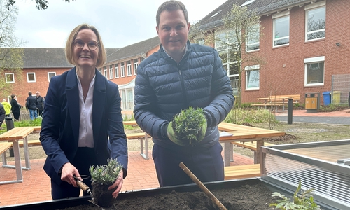 Schulleiterin Regina Ruge und Landrat Philipp Raulfs.