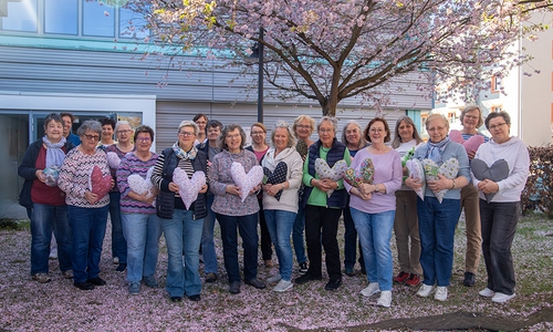 Zahlreiche Herzkissen und Kuscheltiere wurden am "Herzkissennähtag" angefertigt.