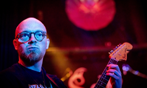 Marcus Thue Honoré ist einer der beiden Gitarristen.