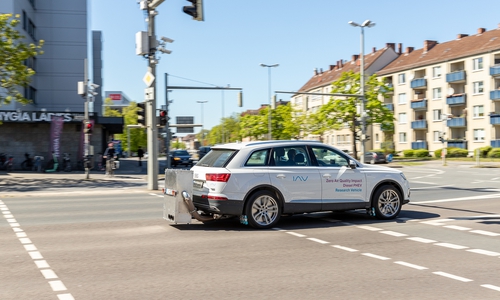 Zusätzlich zu stationären Messsystemen und Messungen in der Höhe (Ballon) werden mit einem Testfahrzeug der IAV während der Messkampagne zusätzliche, mobile Feinstaub-Daten gesammelt. 
