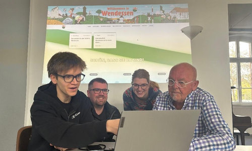 Das Kern-Redaktionsteam bei der Arbeit: Ennio Marke erklärt den Ortsratsmitgliedern Marc Both, Christina Balder und Andreas Rink (von links) den Aufbau der Seite www.wendessen.de