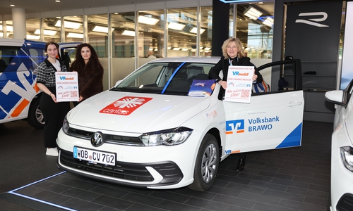 Annika Thätz (li.) und Doaa Ali freuen sich stellvertretend für den Caritasverband Wolfsburg e.V. über die Fahrzeugübergabe von Claudia Kayser, Direktionsleiterin der Volksbank BRAWO Wolfsburg. 