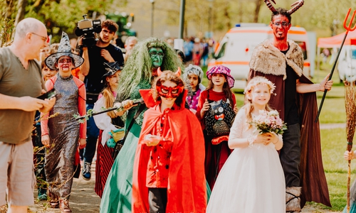 Der Kinder-Walpurgis-Umzug zieht durch Hahnenklee.