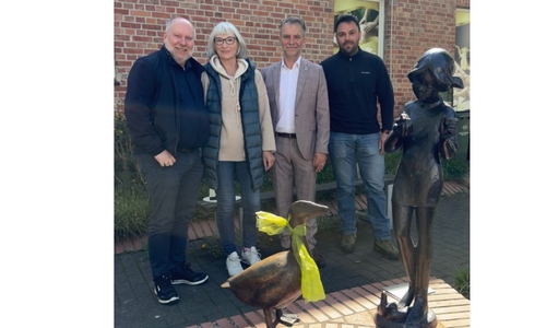 Freuen sich über die Gans: (von links) André-Georg Schlichting, Ulrike Köppe, Andreas Klaffehn und Robin Manca von der Stadtverwaltung.