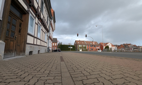 Der Anwohner meint, dass die Flächen durch identisches Pflaster und abgesenkte Bordsteine optisch nicht von einem Privatgrundstück zu unterscheiden seien.