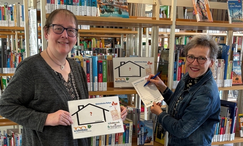Petra Stürmer, Mitinitiatorin der Aktion von der Wohnbau Salzgitter, (links) und Sylvia Fiedler, Leiterin der Stadtbibliothek, freuen sich auf viele Teilnehmer am Welttag des Buches.