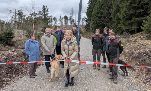 Oberbürgermeisterin Urte Schwerdtner eröffnet den sanierten Windeweg.