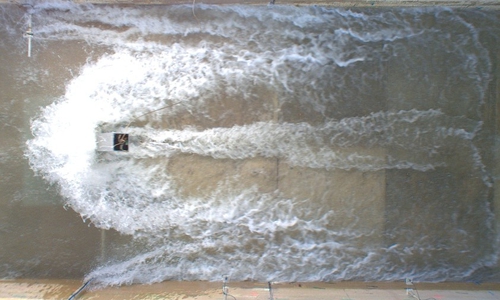 Im Großen Wellenströmungskanal haben die Forschenr verschiedene Tsunami-Wellen getestet.