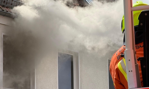 Aus einem der Fenster quoll dichter Rauch.